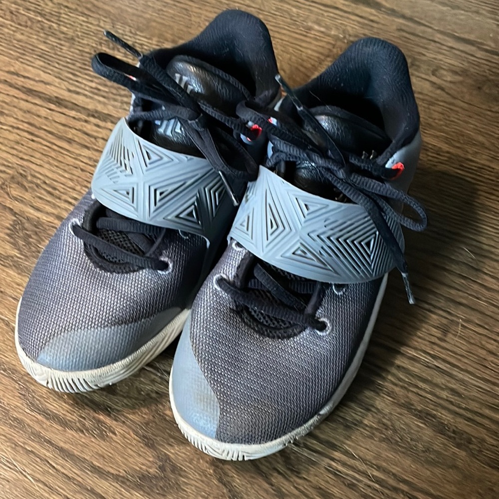 Boys Kyrie Irving flytrap “cool grey”